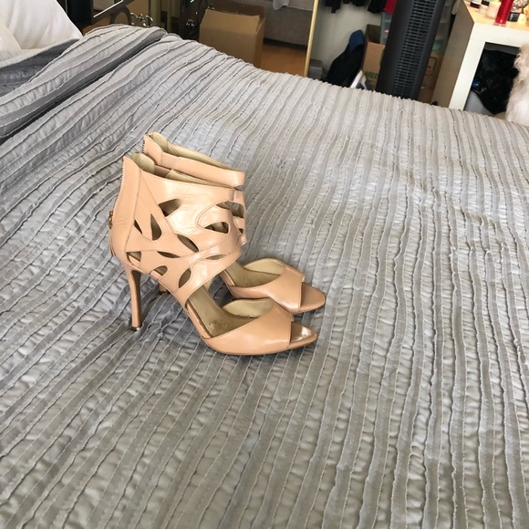 BCBG Women’s high heels... lightly worn - Picture 3 of 4